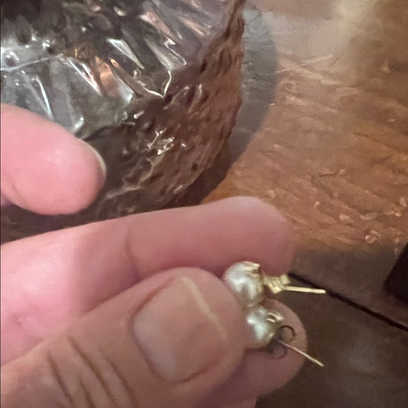 Elegant Gold Pearl Stud Earrings - Picture 4 of 4